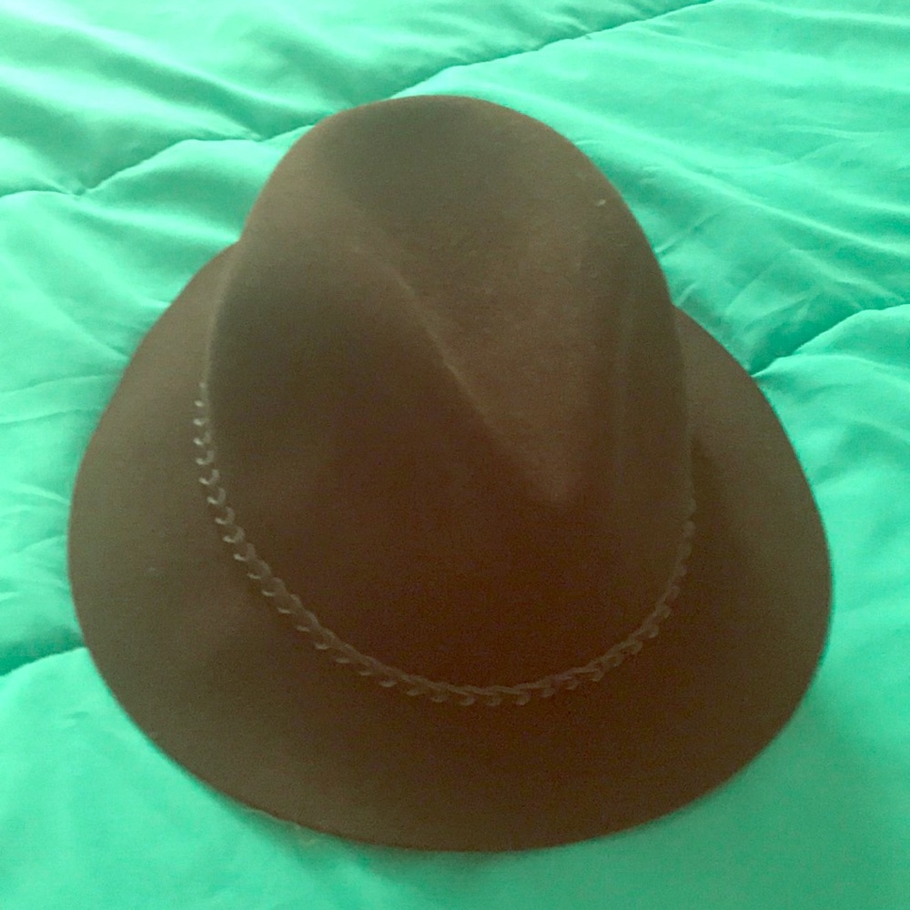 Brown hat- perfect for fall!